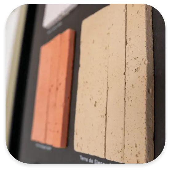 Panneau d'échantillons d'enduits décoratifs texturés aux pigments naturels en Terre de Sienne pour la rénovation murale