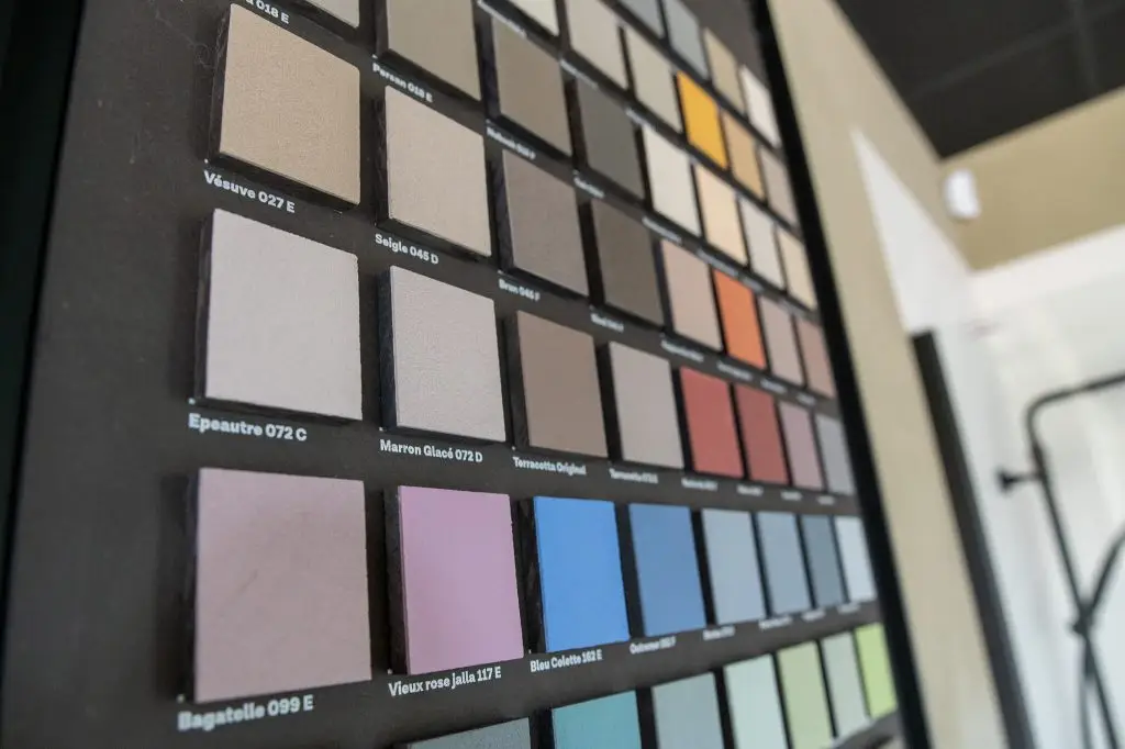 Large choix de coloris et pigments pour l'application de béton ciré sur sol et mur par Nuances Peinture Décoration.
