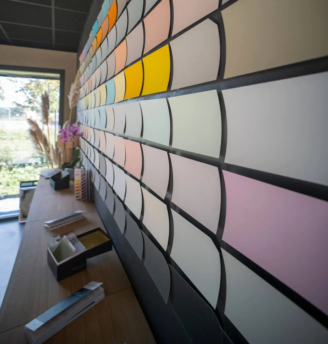 Grand nuancier mural présentant une large gamme de teintes et palettes de couleurs pour l'aide au choix en peinture intérieure chez Nuances peinture décoration à Dinan.