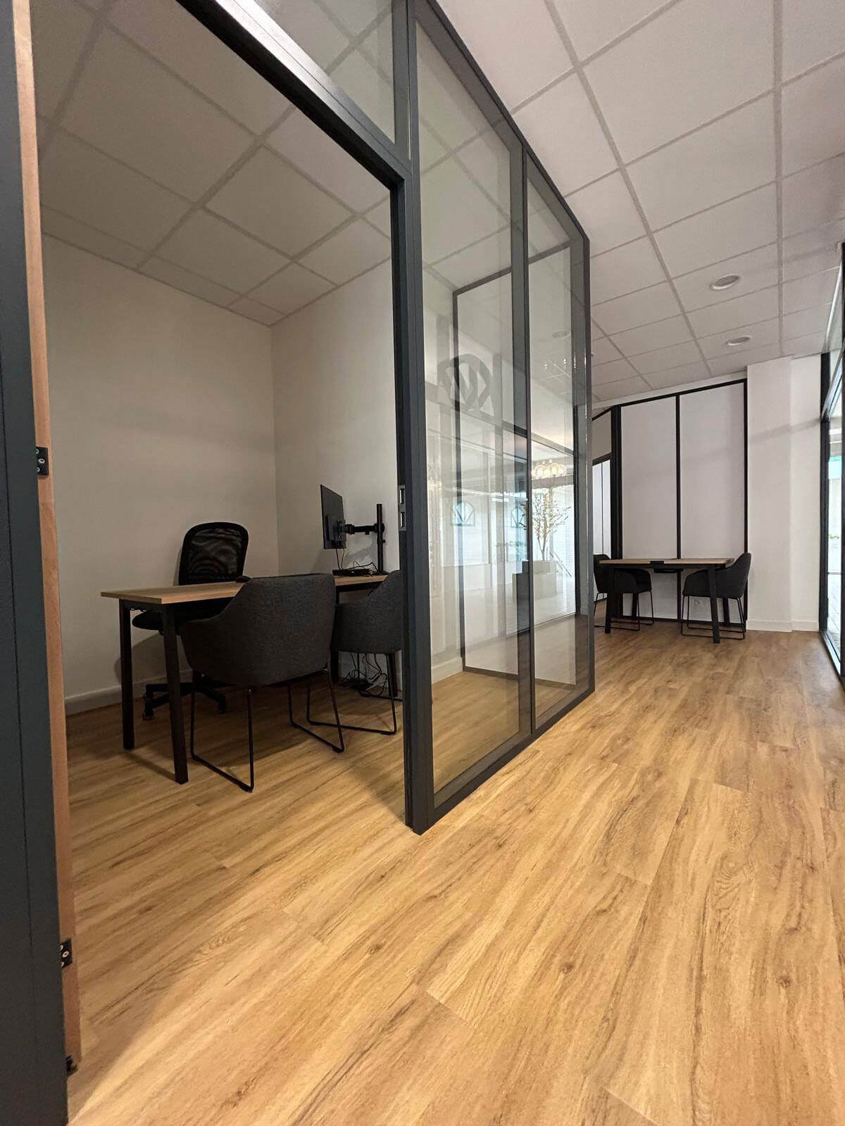 Texte alternatif (Alt) : Zoom sur des travaux de rénovation avec la pose d'un revêtement de sol imitation parquet en bois clair par l'artisan Nuances peinture décoration à Dinan.