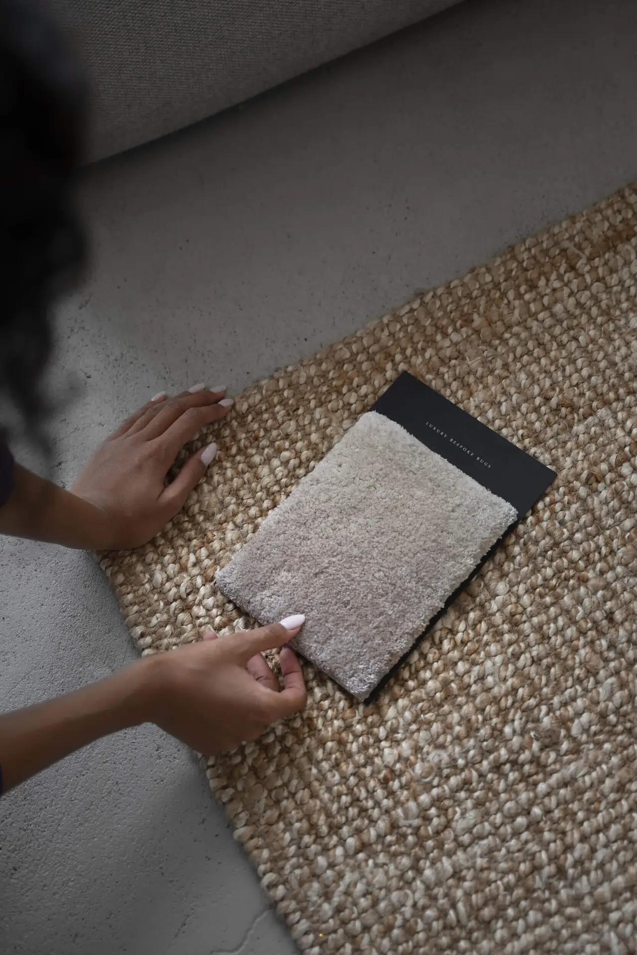 Une décoratrice d'intérieur présentant des échantillons de revêtements textiles et de moquettes pour un projet de rénovation à Dinan.