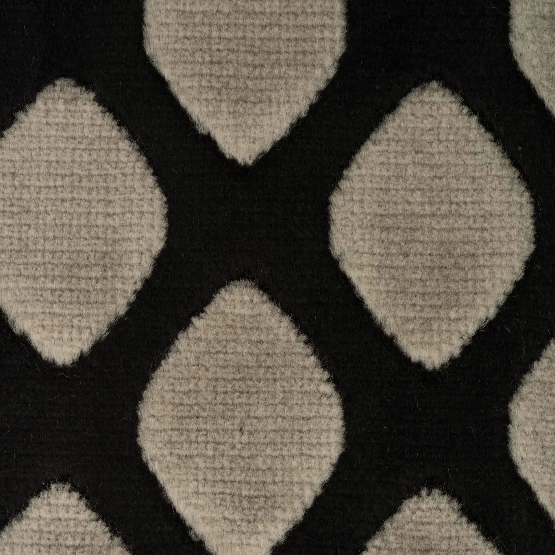 Gros plan sur la texture d'un revêtement de sol textile bouclé haut de gamme proposé par Nuances peinture décoration.